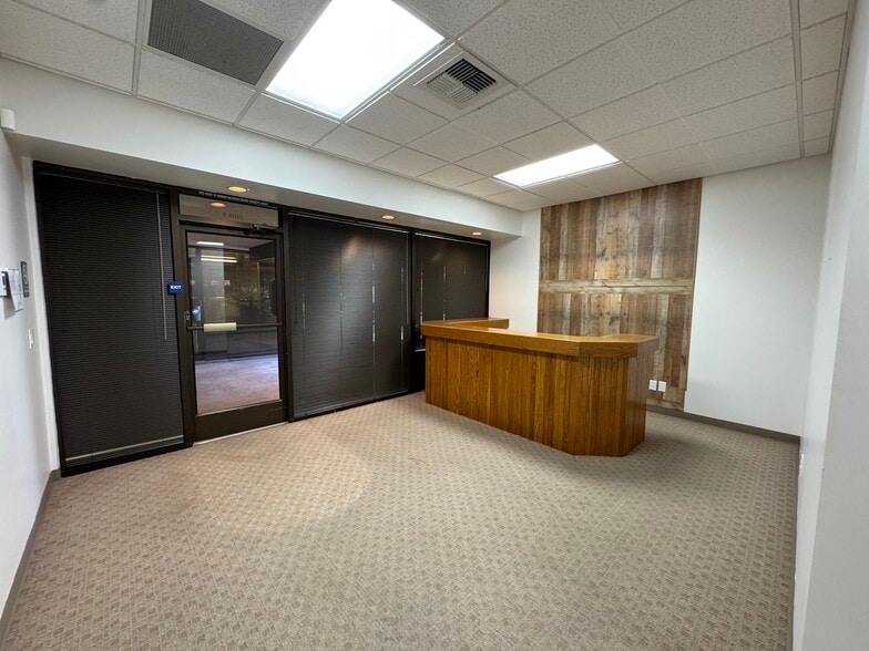 2019 Westwind Dr, Bakersfield, CA for sale - Interior Photo - Image 2 of 16