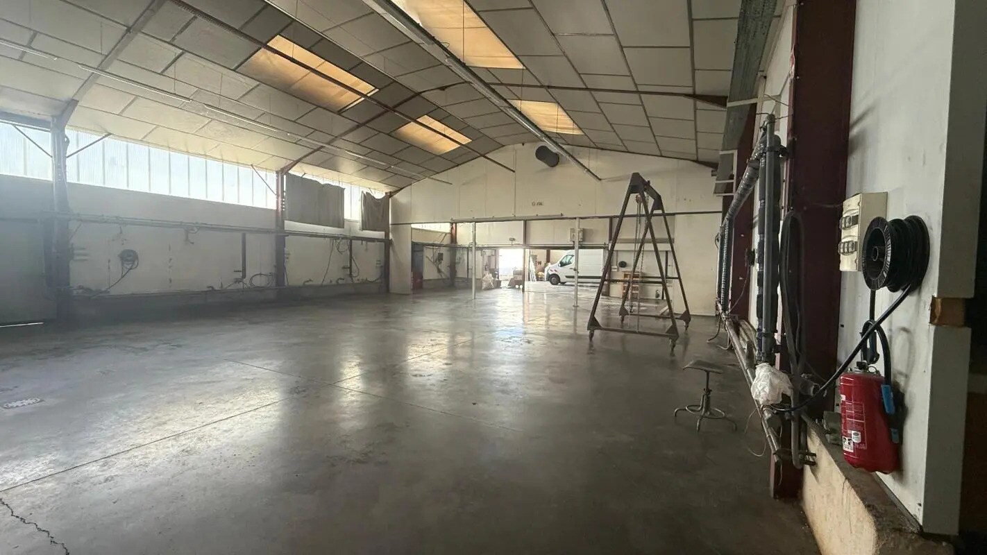 Industrial in Buellas for lease Interior Photo- Image 1 of 9