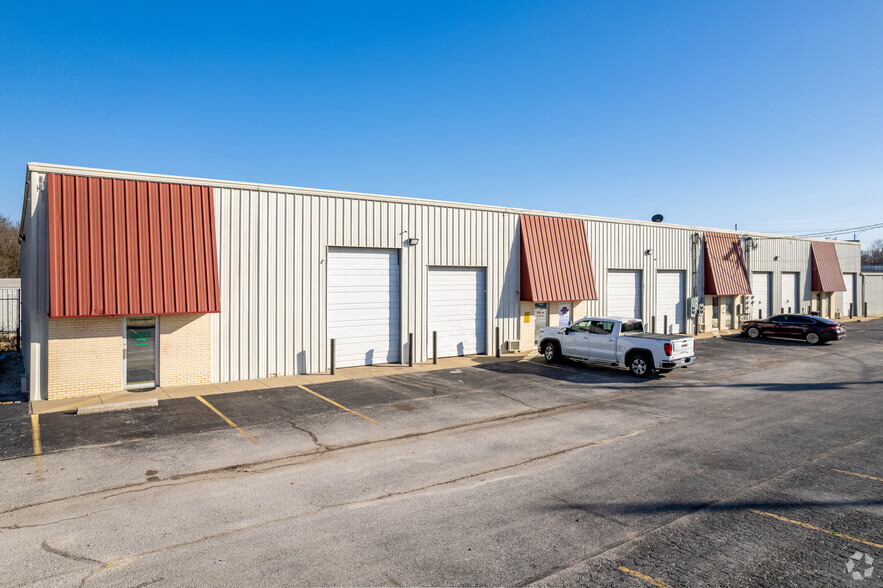 2755 W Chestnut Expy, Springfield, MO for sale - Building Photo - Image 1 of 1