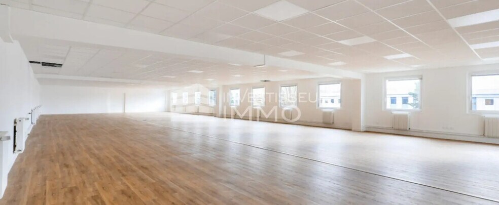 Flex in Gennevilliers for lease - Interior Photo - Image 2 of 2