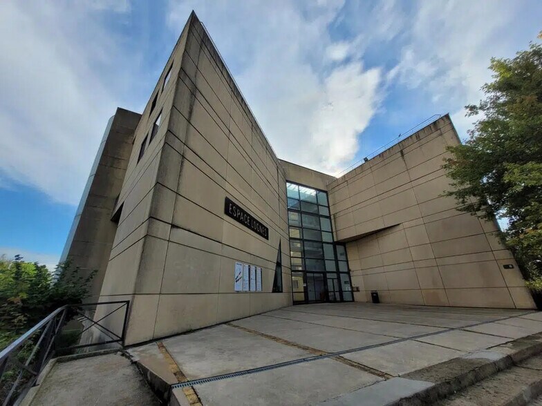 Office in Lognes for lease - Building Photo - Image 3 of 8