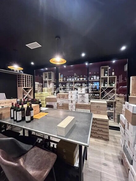 Retail in Francheville for lease - Interior Photo - Image 3 of 6