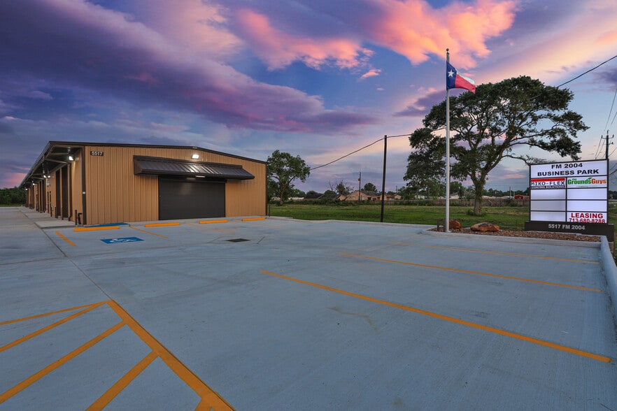 5517 Fm 2004 Rd, Hitchcock, TX for lease - Building Photo - Image 2 of 9