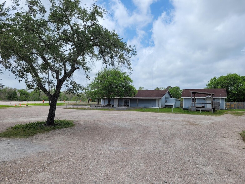 9002 FM 2004 Rd, Santa Fe, TX for lease - Building Photo - Image 1 of 26