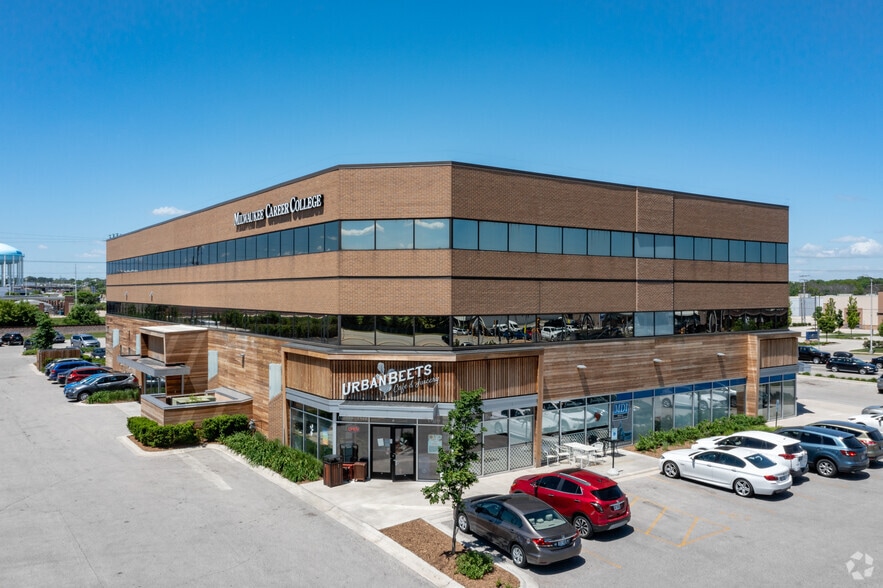 3077 N Mayfair Rd, Wauwatosa, WI for lease - Building Photo - Image 1 of 17