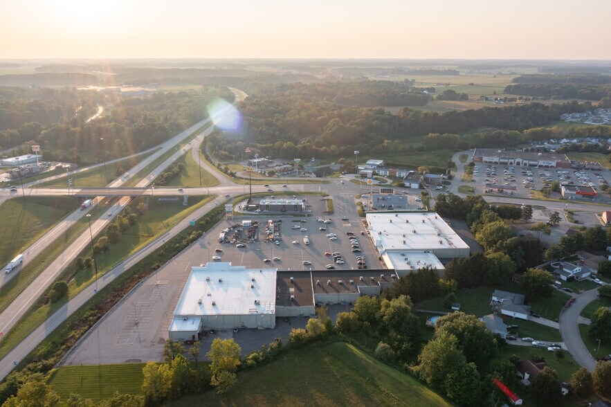 100 Cross County Plz, Batesville, IN for lease - Building Photo - Image 3 of 6