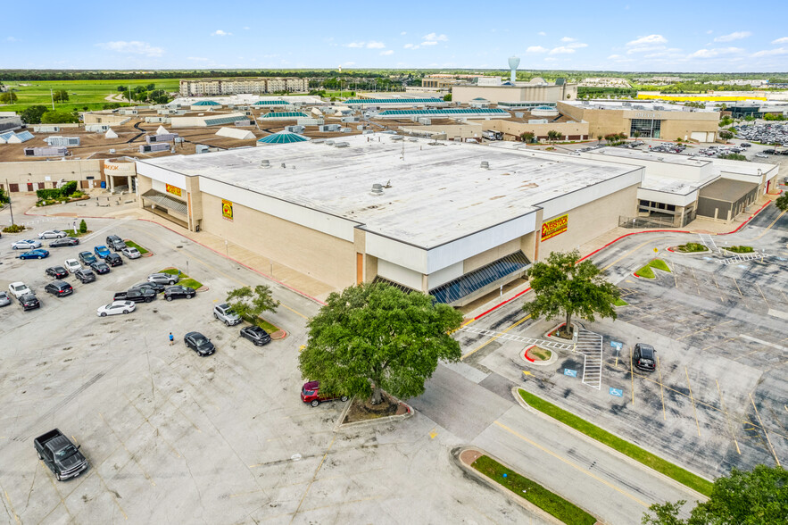 300 Baybrook Mall, Friendswood, TX for sale - Building Photo - Image 1 of 1