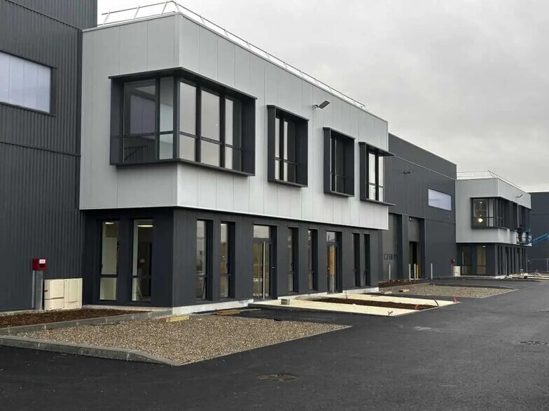 Flex in Saint-Priest for lease - Building Photo - Image 3 of 17