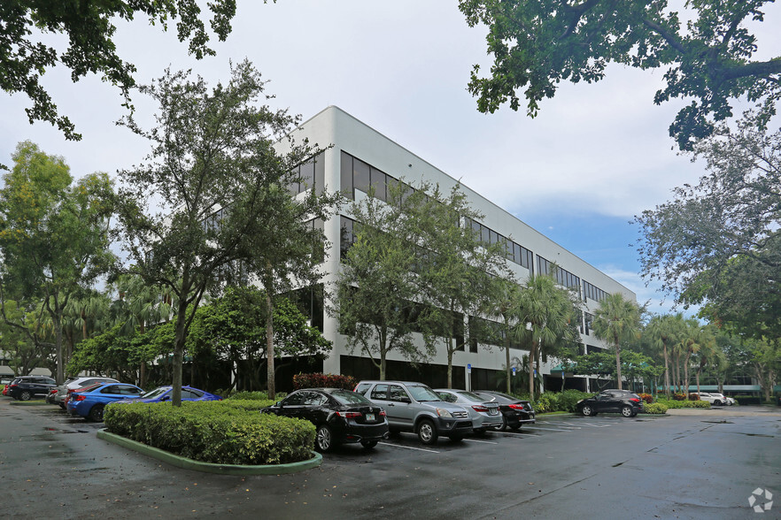 2101 NW Corporate Blvd, Boca Raton, FL for lease - Primary Photo - Image 1 of 22