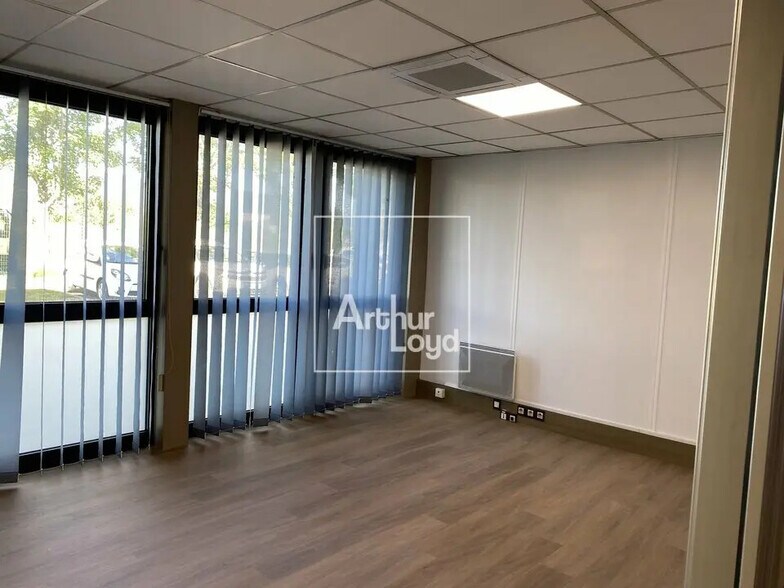 Office in Moissy-Cramayel for lease - Interior Photo - Image 2 of 5