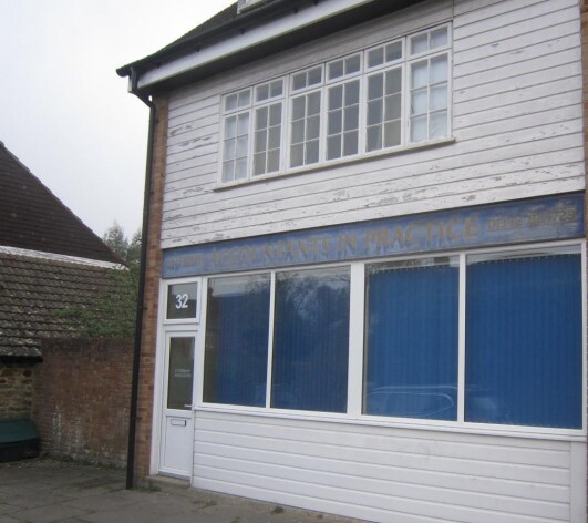 32 Maypole Rd, East Grinstead for sale Primary Photo- Image 1 of 1