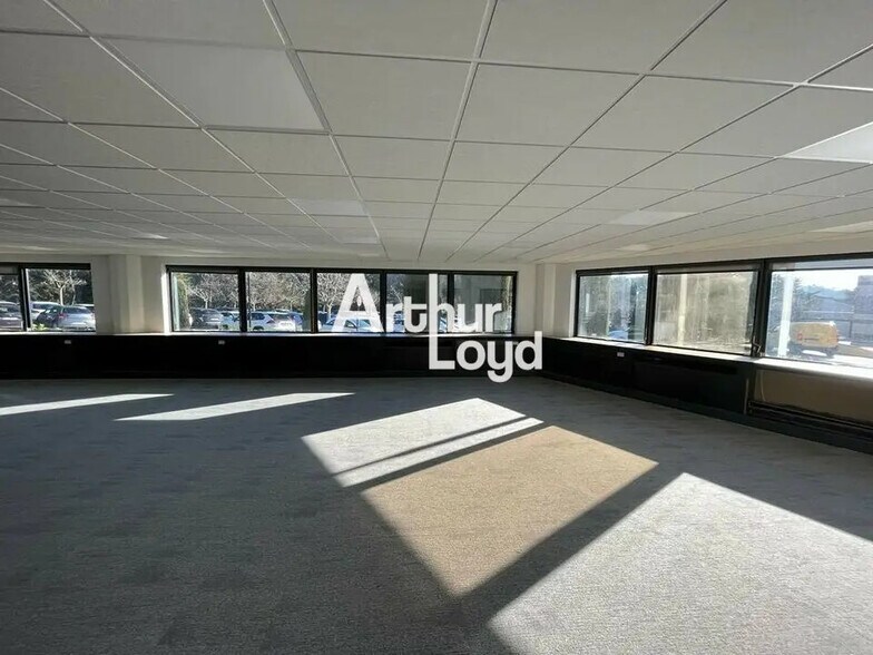 Office in SOPHIA ANTIPOLIS for lease - Interior Photo - Image 2 of 5
