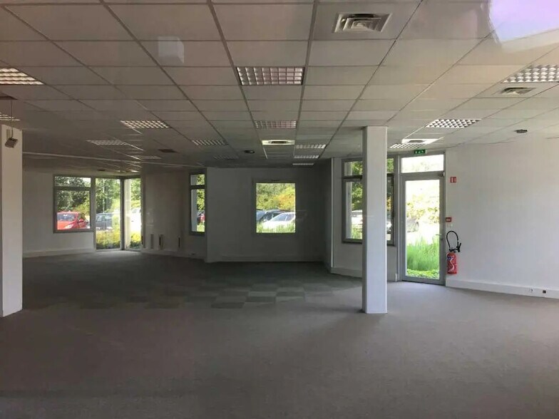 Office in Petit-Couronne for lease - Interior Photo - Image 2 of 5