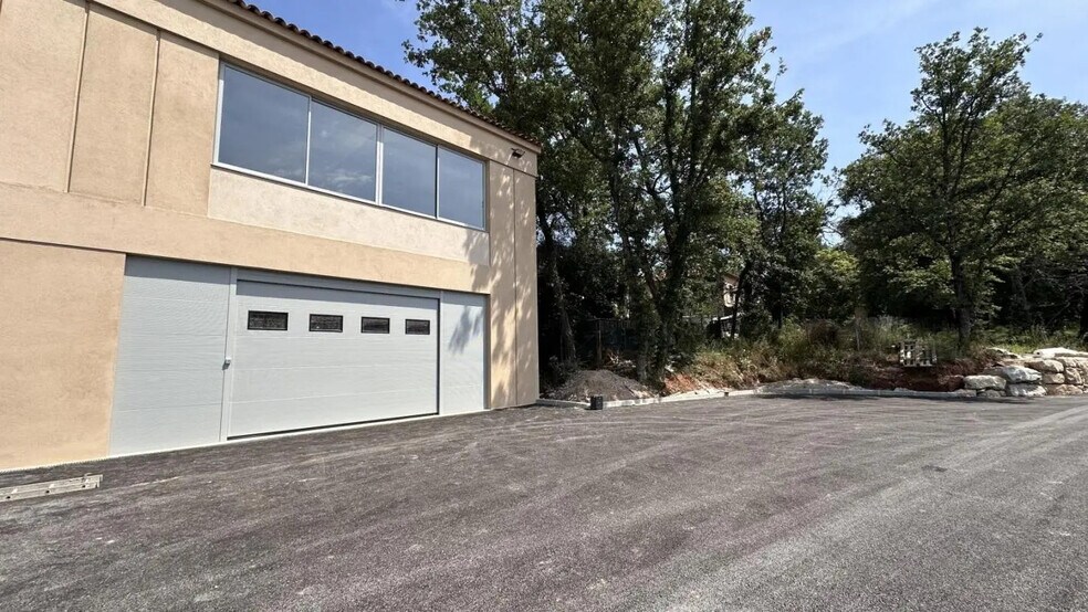 Flex in Valbonne for lease - Building Photo - Image 2 of 10