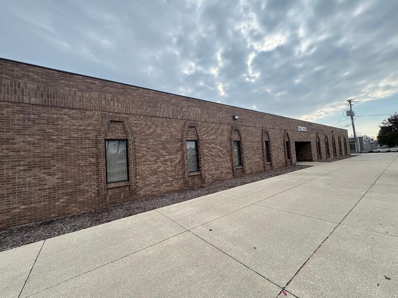 23933 Allen Rd, Trenton, MI for lease - Building Photo - Image 1 of 11