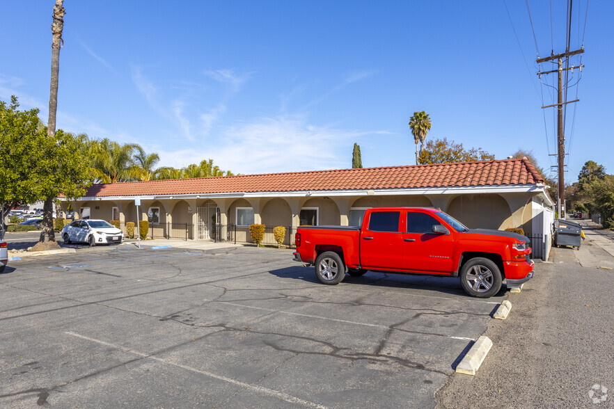 925 E Pennsylvania Ave, Escondido, CA for lease - Building Photo - Image 2 of 4