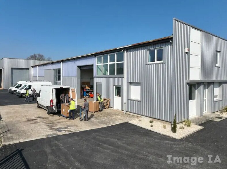 Office in Saint-Jean-de-Braye for lease - Building Photo - Image 3 of 31