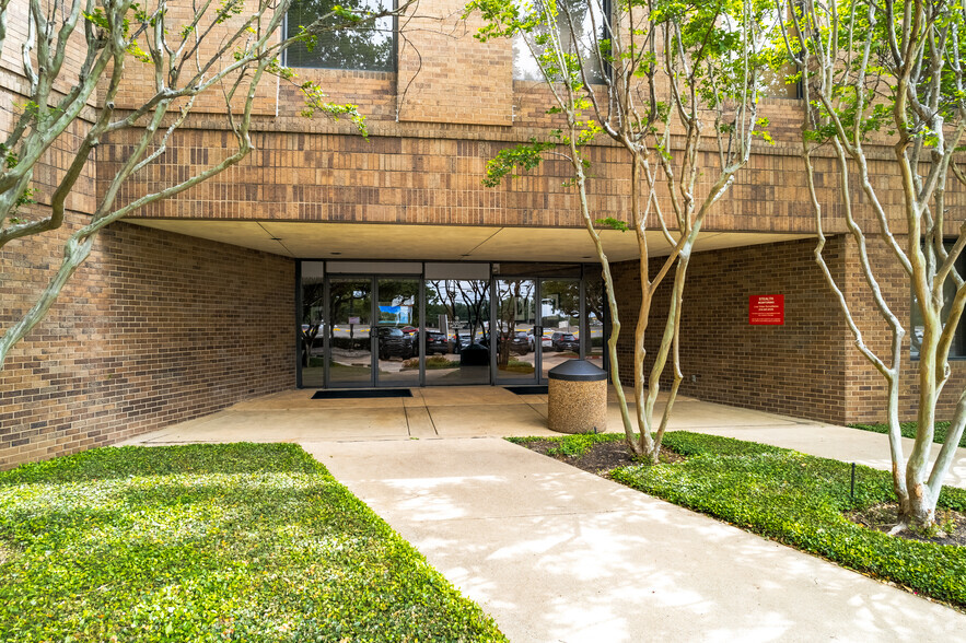 17000 Dallas Pkwy, Dallas, TX for lease - Building Photo - Image 3 of 15