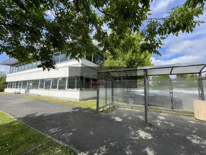 Office in Pessac for lease - Building Photo - Image 2 of 6