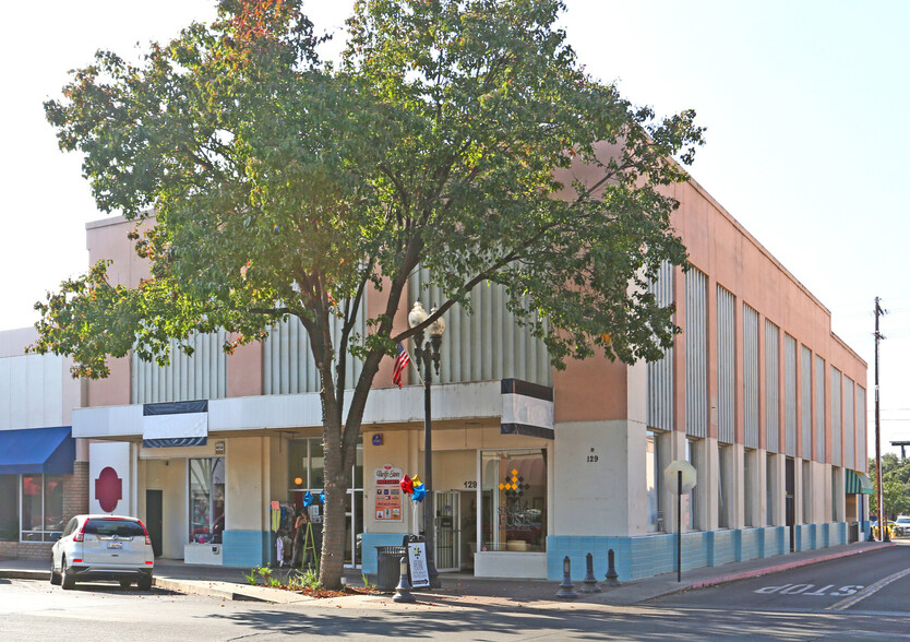 125-129 N Main St, Porterville, CA for lease - Building Photo - Image 2 of 26