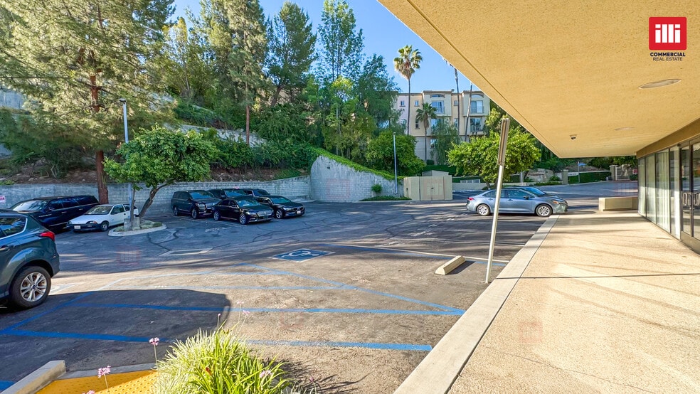 20640-20668 Ventura Blvd, Woodland Hills, CA for lease - Building Photo - Image 3 of 8