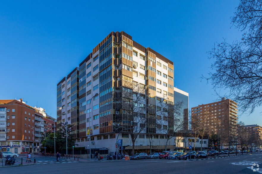 Multifamily in Madrid, MAD for sale - Primary Photo - Image 1 of 2