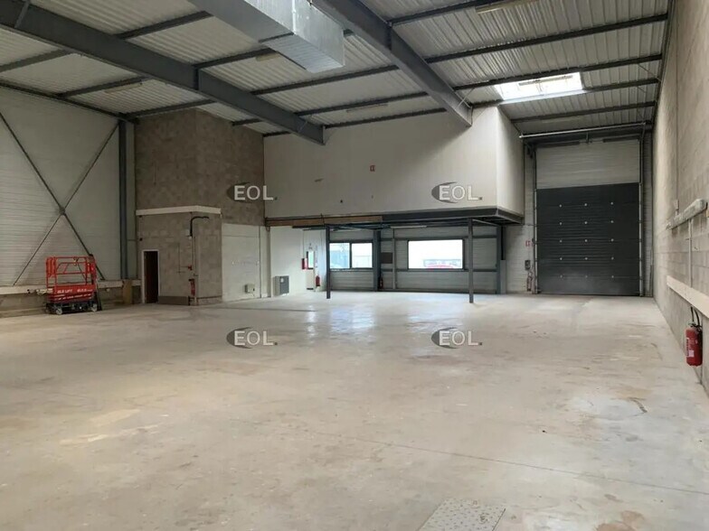 Flex in Saint-Brice-sous-Forêt for lease - Interior Photo - Image 2 of 6