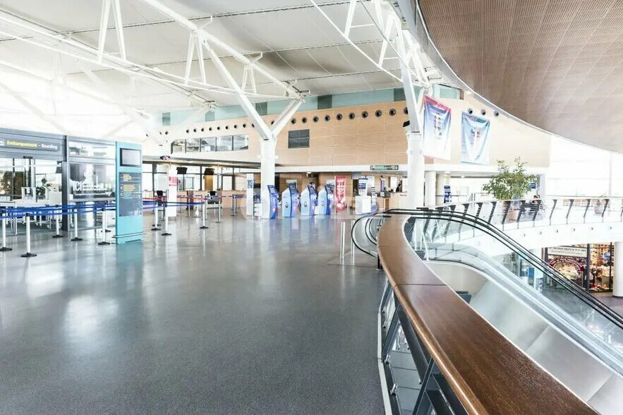 Retail in Uzein for lease - Lobby - Image 2 of 2