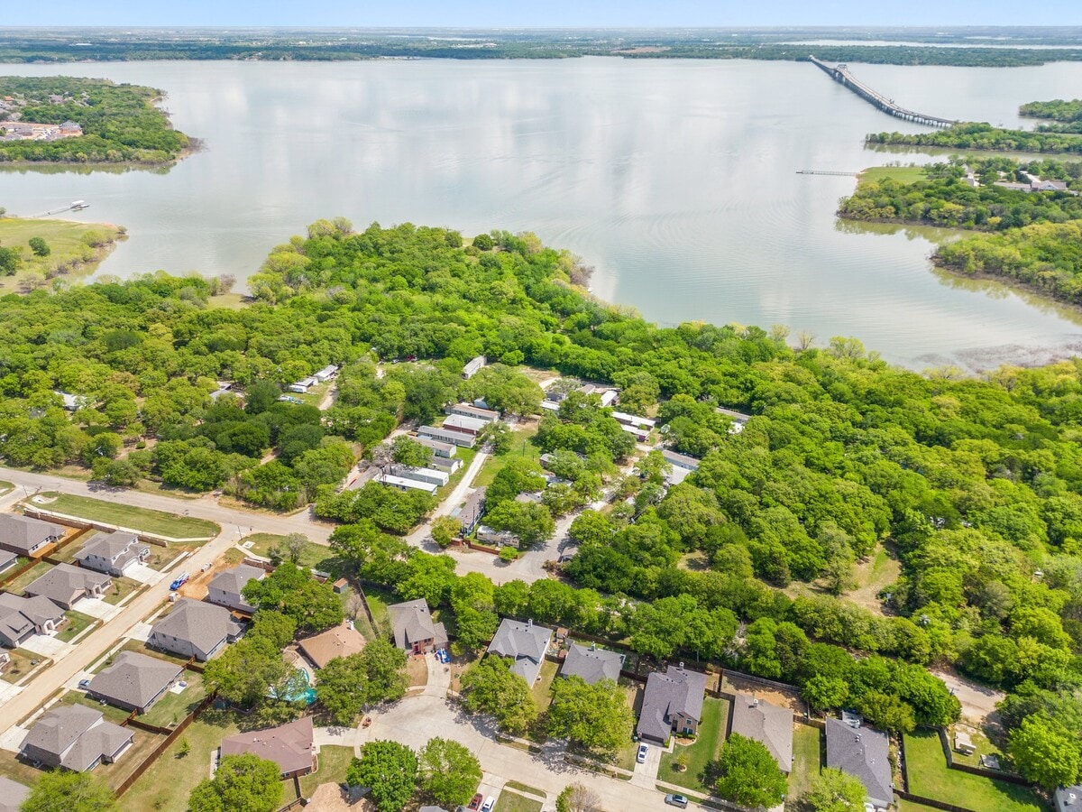 425 Shady Shores Dr, Lake Dallas, TX 75065