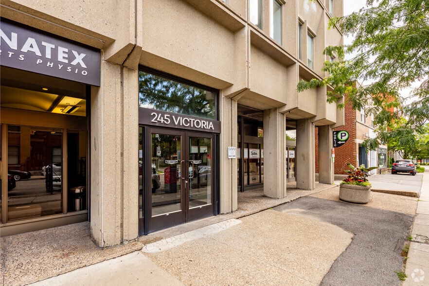 245 Av Victoria, Westmount, QC for lease - Building Photo - Image 3 of 7