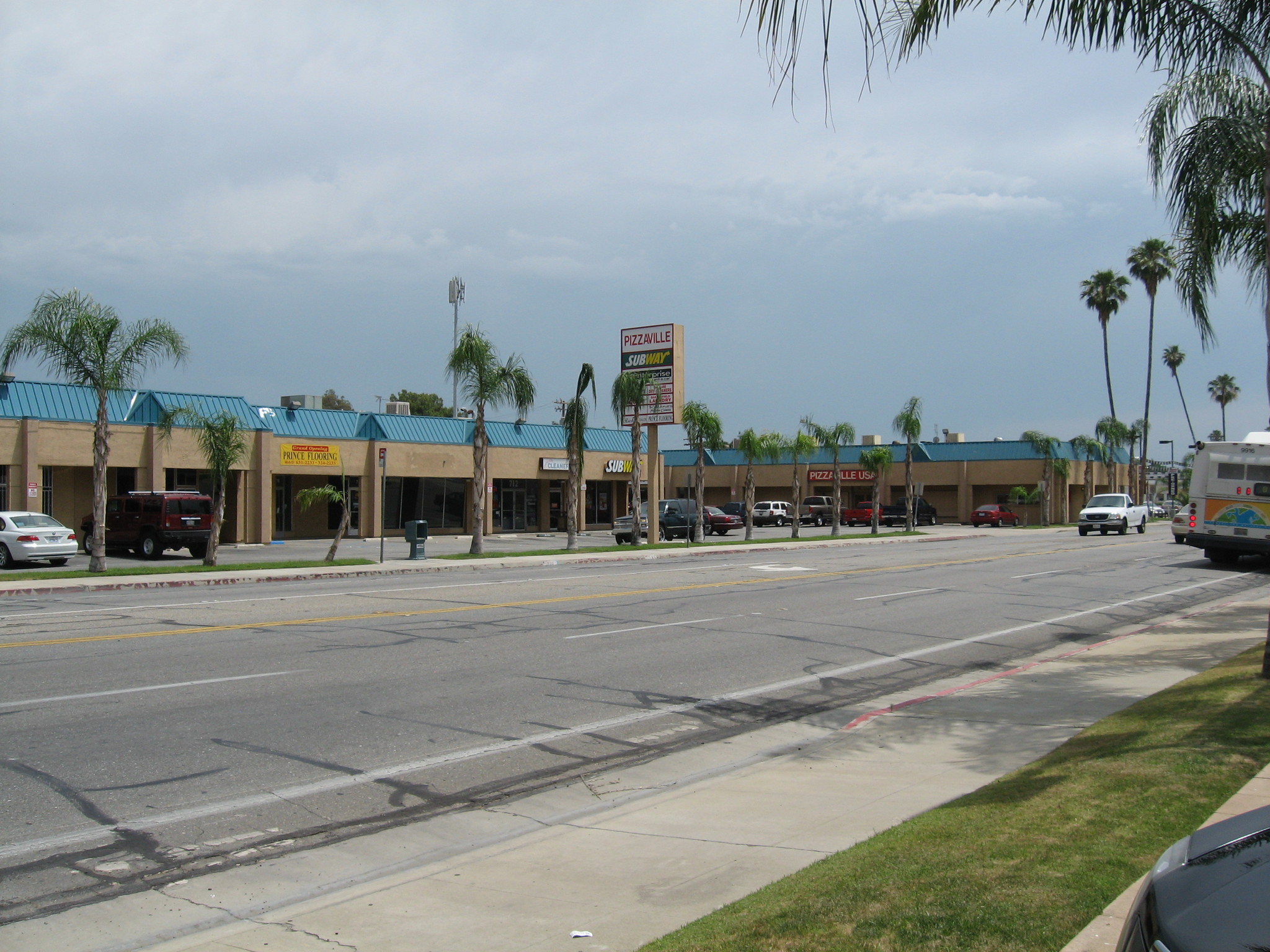 700-728 Oak St, Bakersfield, CA for lease Building Photo- Image 1 of 2