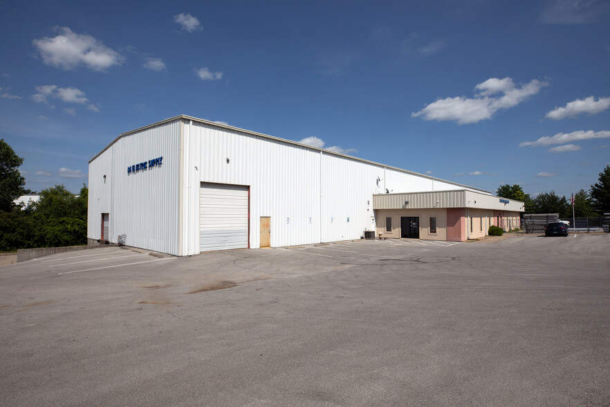 428 SE Fleetway Cir, Lees Summit, MO for lease - Building Photo - Image 1 of 13