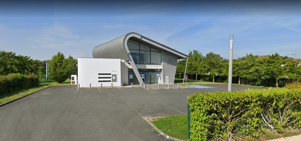 Retail in Poitiers for lease Building Photo- Image 1 of 2