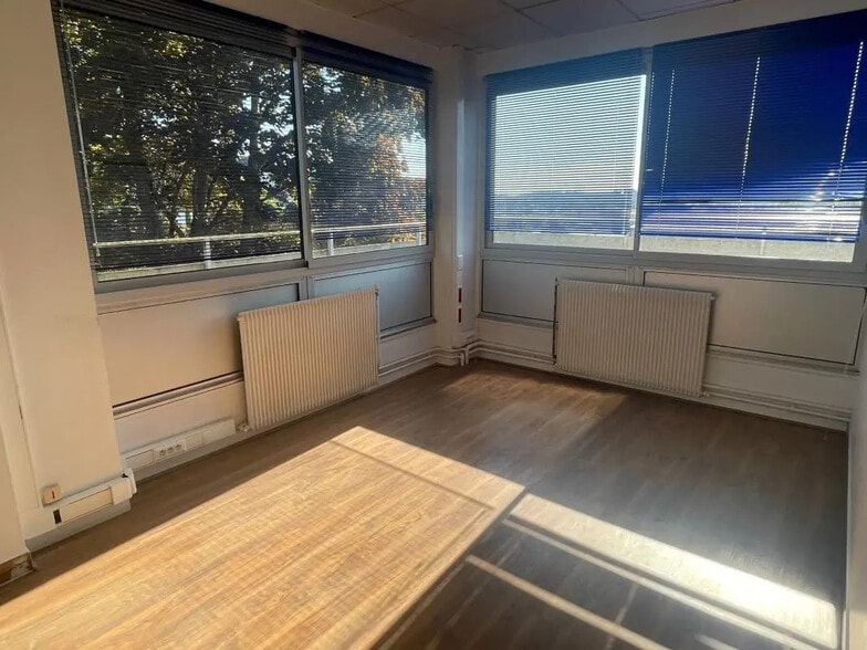 Office in Val-de-Reuil for lease - Interior Photo - Image 3 of 11