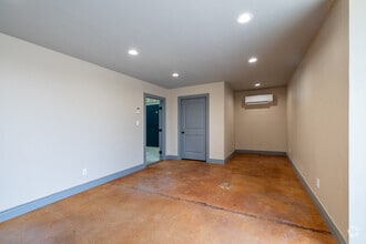 190 Center St, New Braunfels, TX for lease Interior Photo- Image 2 of 10