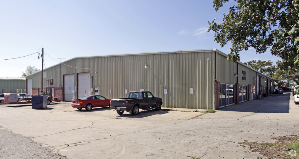 440-460 N Rockwell Ave, Oklahoma City, OK for lease - Primary Photo - Image 1 of 5