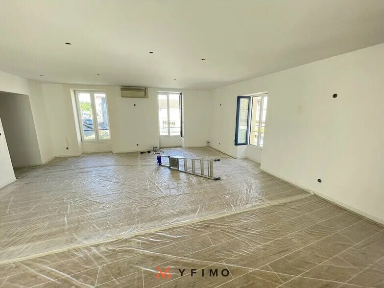 Flex in Épône for lease - Interior Photo - Image 2 of 6