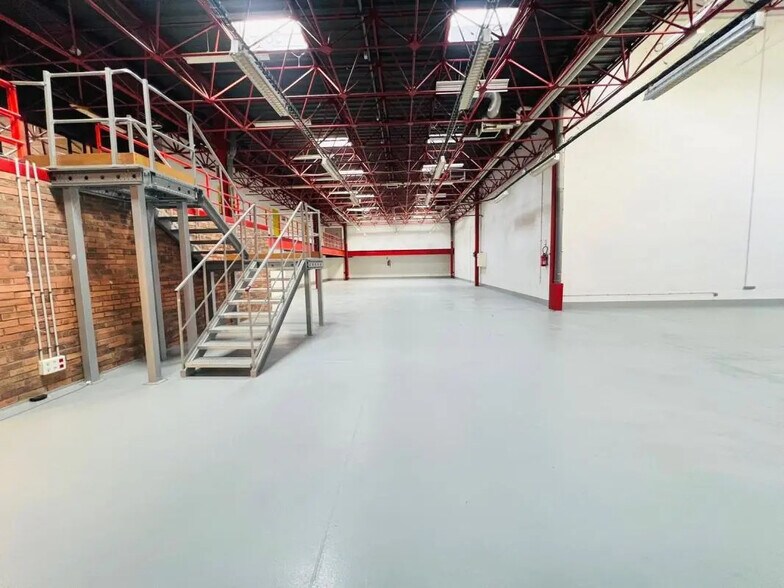 Flex in Montigny-le-Bretonneux for lease - Building Photo - Image 3 of 19