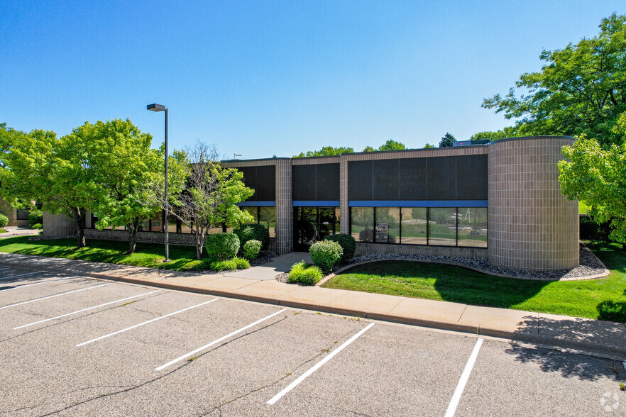 401-429 W Travelers Trl, Burnsville, MN for lease - Primary Photo - Image 1 of 8