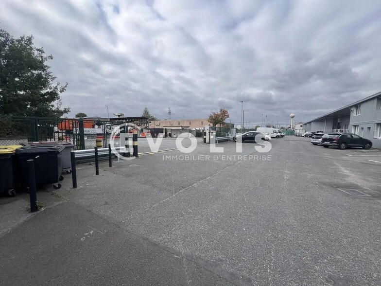 Office in Sucy-en-Brie for lease - Building Photo - Image 2 of 4