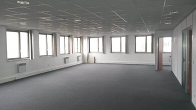Office in Nanterre for lease Interior Photo- Image 1 of 3
