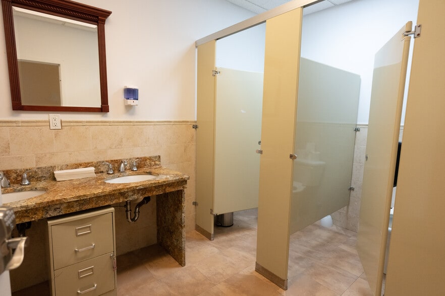 214-25 42nd Ave, Bayside, NY for sale - Interior Photo - Image 3 of 29