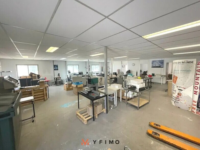 Flex in Ecquevilly for lease - Interior Photo - Image 2 of 6