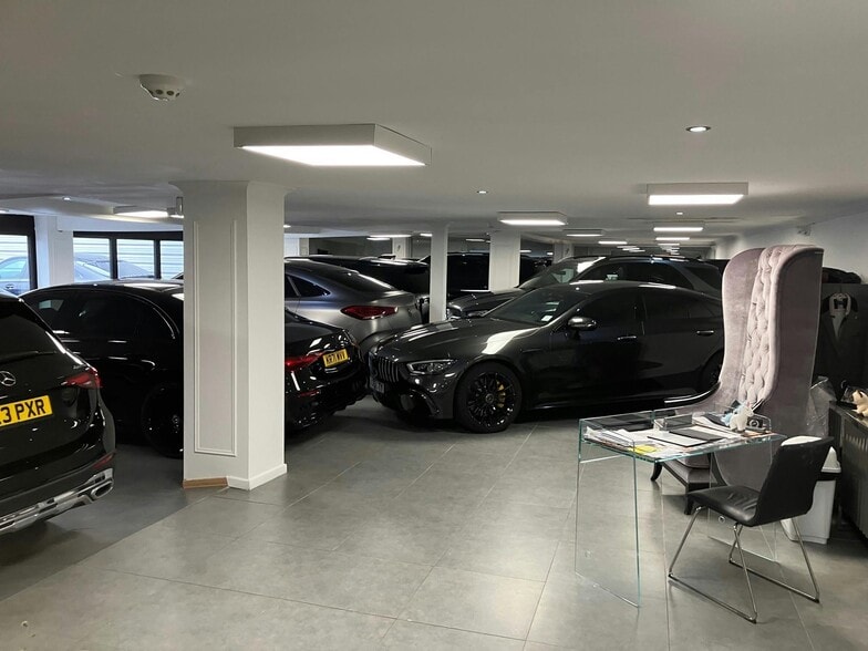 8 Oakmere Ln, Potters Bar for sale - Interior Photo - Image 2 of 5