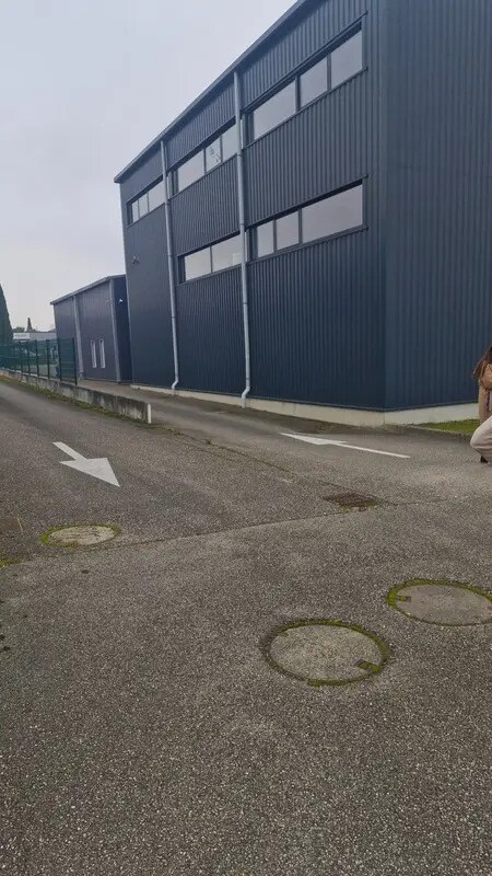 Flex in Vaulx-Milieu for lease Building Photo- Image 1 of 4