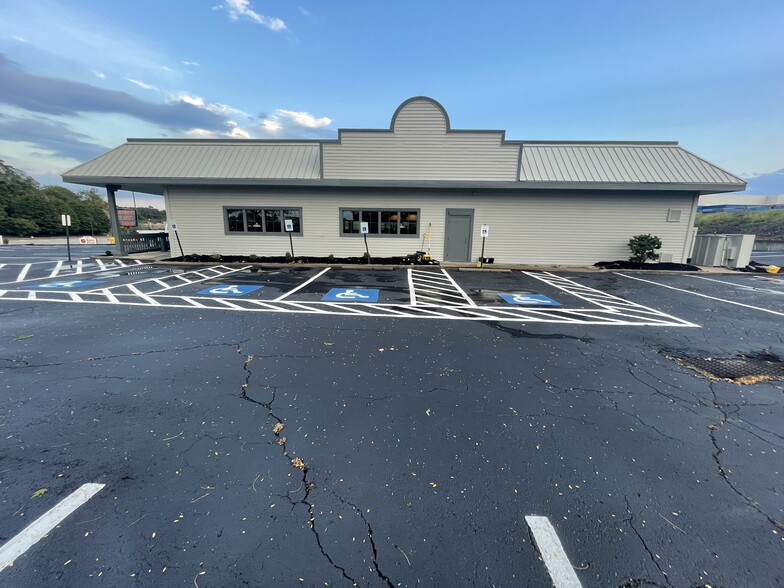 6111 Mountain View Dr, West Mifflin, PA for lease - Building Photo - Image 1 of 13