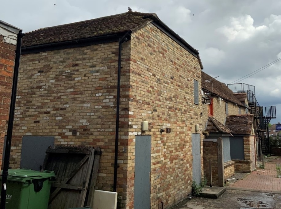 Deans Ct, Bicester for sale Primary Photo- Image 1 of 1