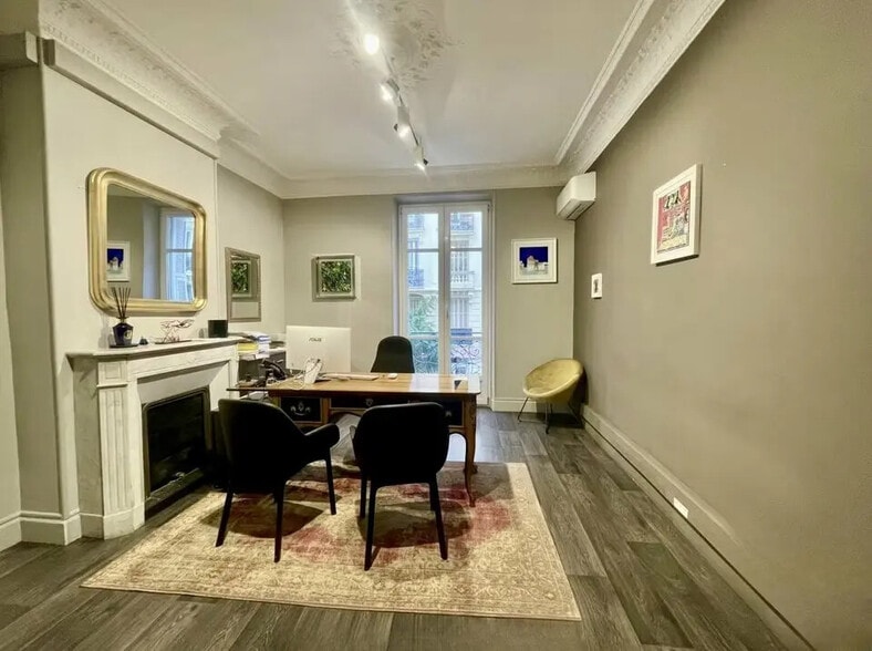 Office in Paris for lease - Interior Photo - Image 1 of 6