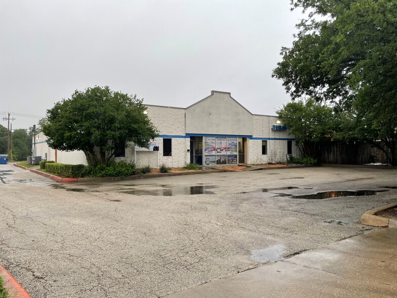 221 Texas Ave, Round Rock, TX for lease - Building Photo - Image 1 of 3