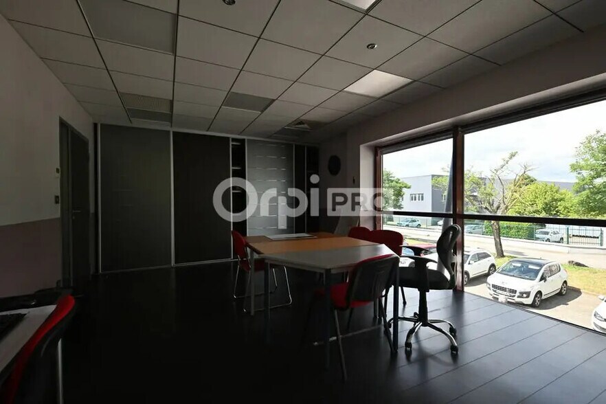 Office in Corbas for lease - Interior Photo - Image 2 of 10